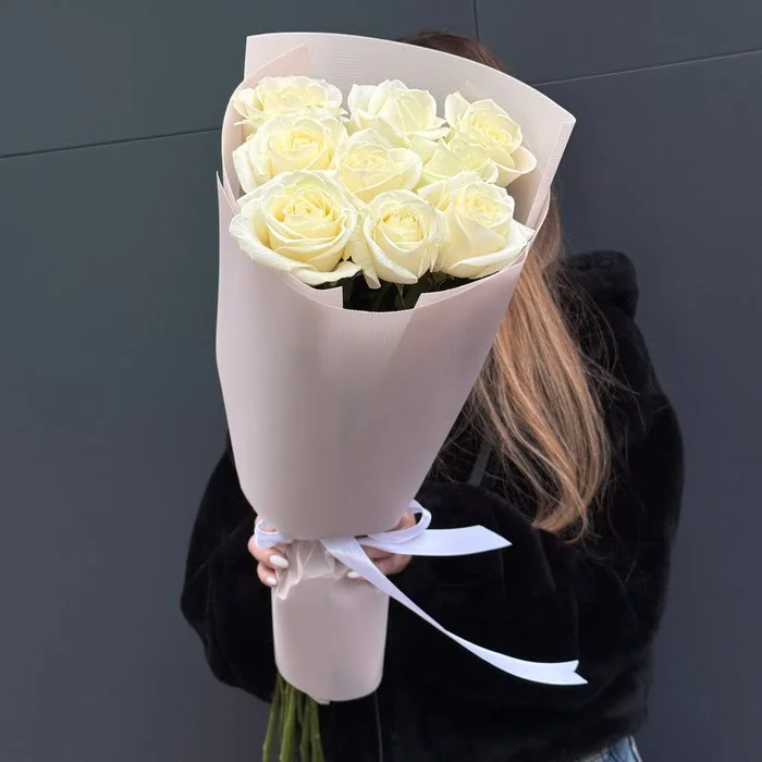 9 белых роз 70 см